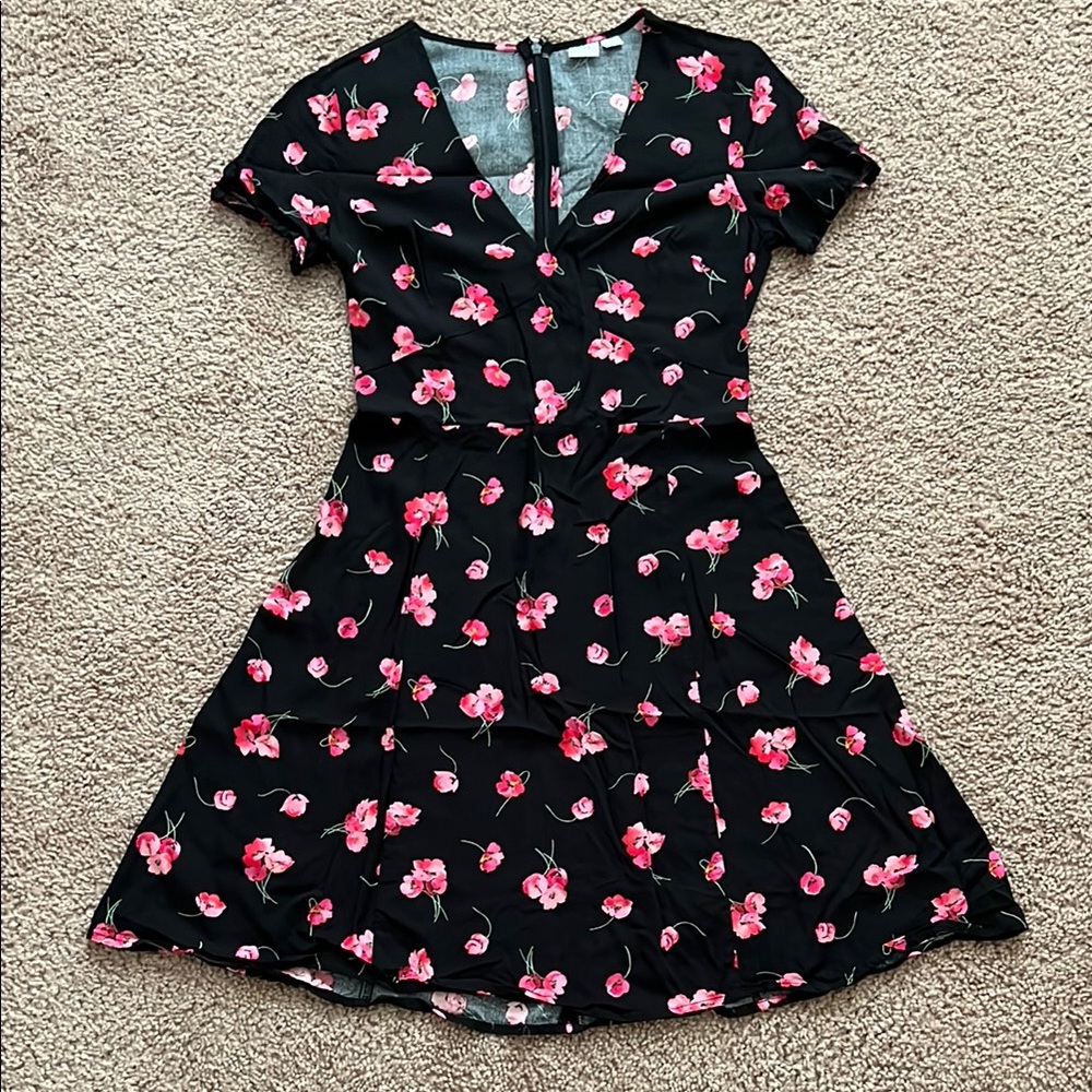 Gap Short Sleeve V-neck fit and flare Black floral print Dress Womens size 0